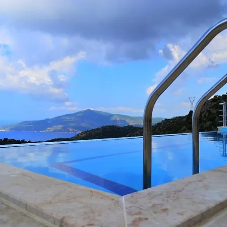 Private Pool With Infinity View-minos Vilă *